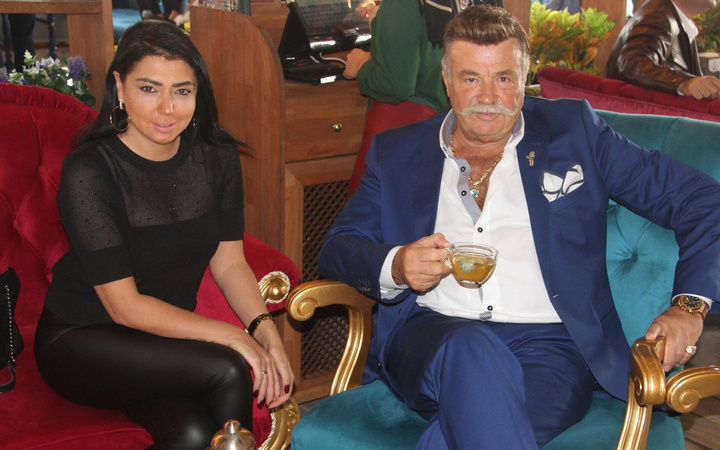 Nuri Alço 33 yaş küçük sevgilisi Burcu Sezginoğlu'yla sessiz sedasız evlendi