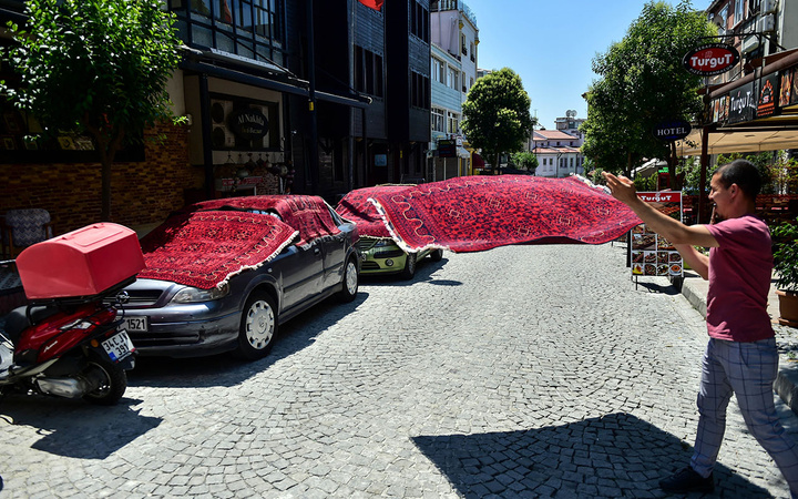 Turist gelmedi halılar depoda nemlendi! Sultanahmet halı tarlasına döndü