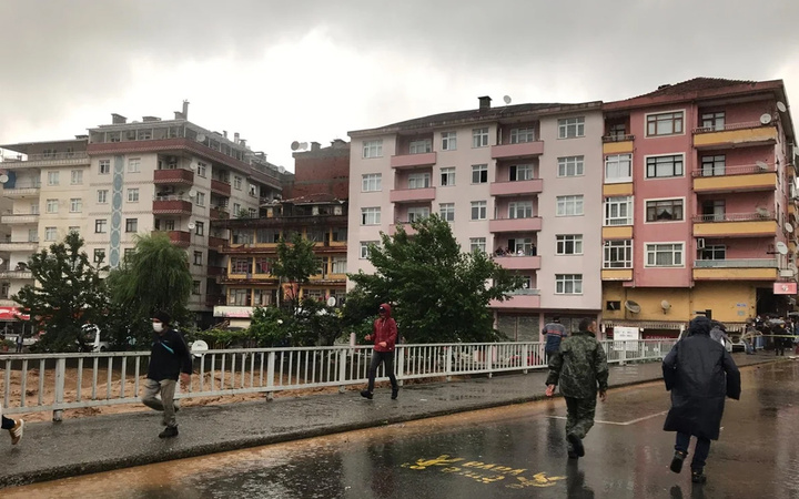 Rize'yi sel vurdu! İlçe merkezi adeta göle döndü