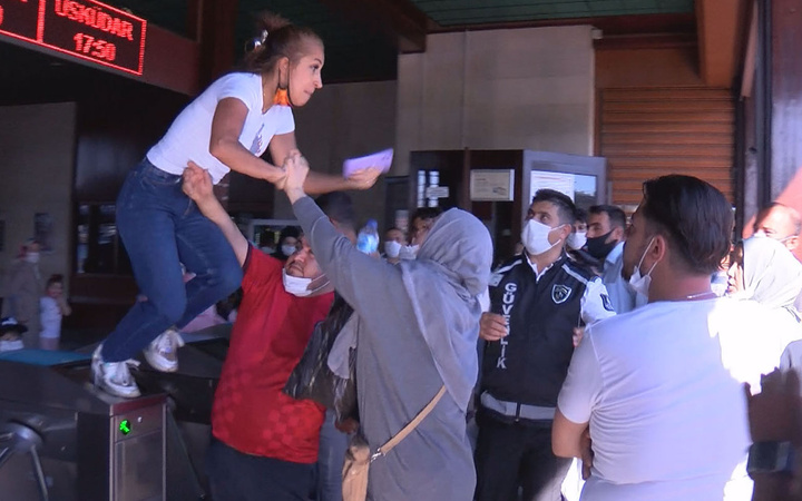 Eminönü İskelesi'nde iki kadın birbirine girdi güvenlik görevlisi araya girdi