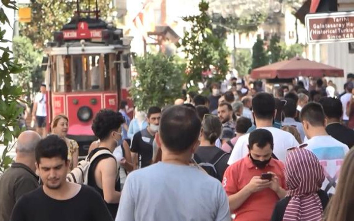 İstiklal Caddesi'nde korkutan kalabalık