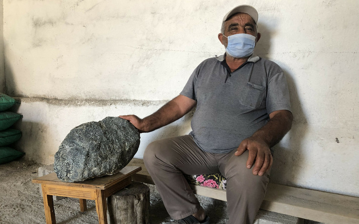 Sivaslı çiftçi tarlasında buldu! Esrarengiz taş 2 katı ağırlıkta