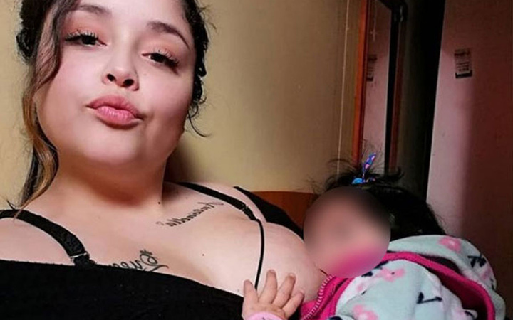 Kızının çıplak fotoğraflarını satıyor! Instagramda elif.antplii hesabı rezalet