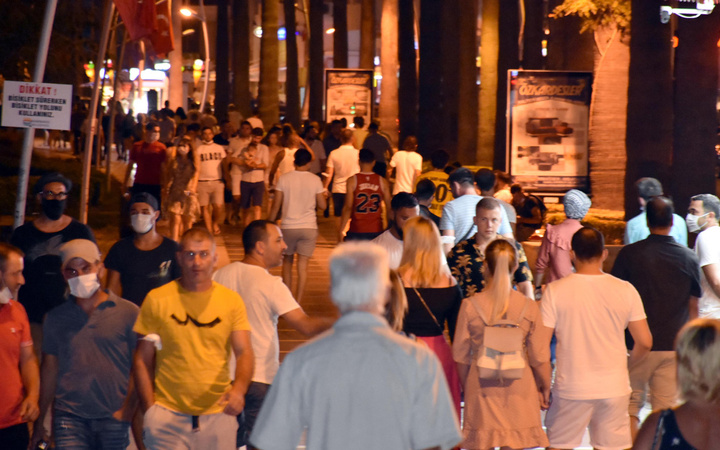 Marmaris'te gündüz plajlardaki 'eğlence' akşam caddede devam ediyor