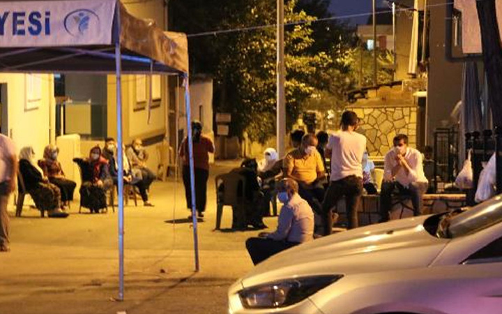 Denizli'de koronavirüsten ölen kişinin evinin önünde pes dedirten olay