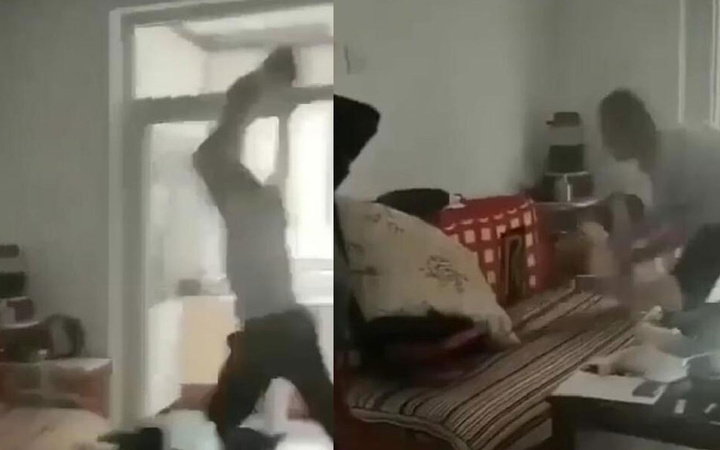 Samsun'dan dehşete düşüren görüntüler! Çocuğunu havaya kaldırıp çekyata fırlattı