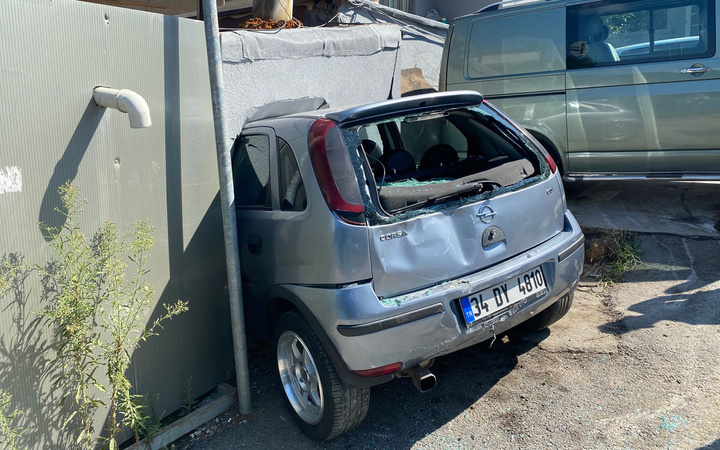 Üsküdar'da çekicinin çarptığı otomobil kebapçıya girdi