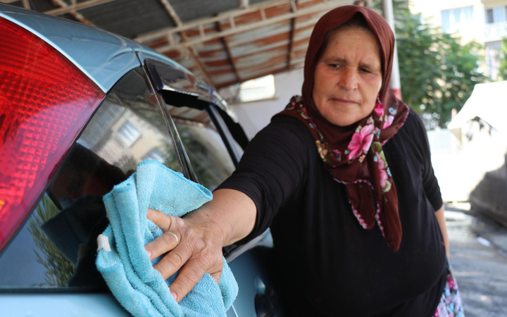 Oto yıkamacı Hülya teyze Denizli'de oğlunun emanetine gözü gibi bakıyor