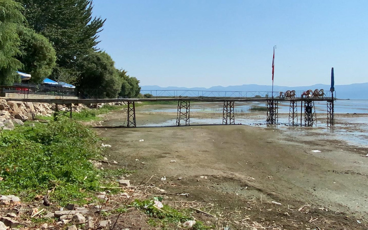 İznik Gölü'nde korkutan çekilme iskele ortaya çıktı