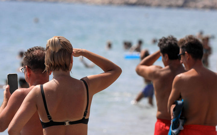 Antalya'da ilgiyle izlediler! Türk denizaltısı Konyaaltı sahilinde yüzeye çıkınca...