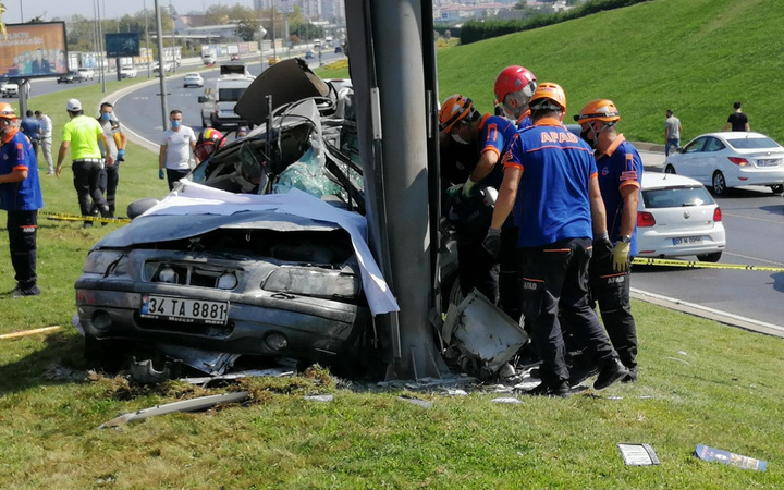 Bakırköy'de yok böyle kaza! Çarptığı aydınlatma direğini yerinden söktü