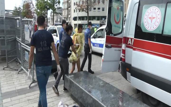 İstanbul Taksim'de çıplak kadın şoku! Polisler poşete sarıp götürdü