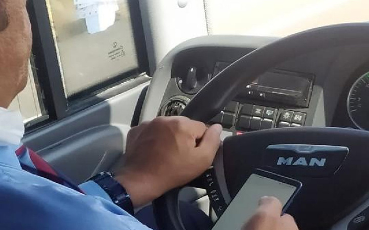 Yolcu otobüsü şoförü pes dedirtti! Cep telefonuyla oynayıp çekirdek çitledi