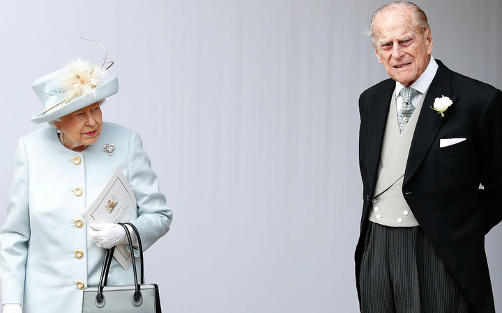 Kraliçe Elizabeth eşi Prens Philip'i 7 ayın ardından bırakıp işbaşı yapıyor