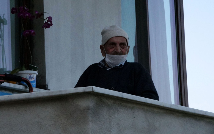 Rize'de kendisi için yaptığı türbe gibi mezarı seyrediyor yağmur sistemi yapmış