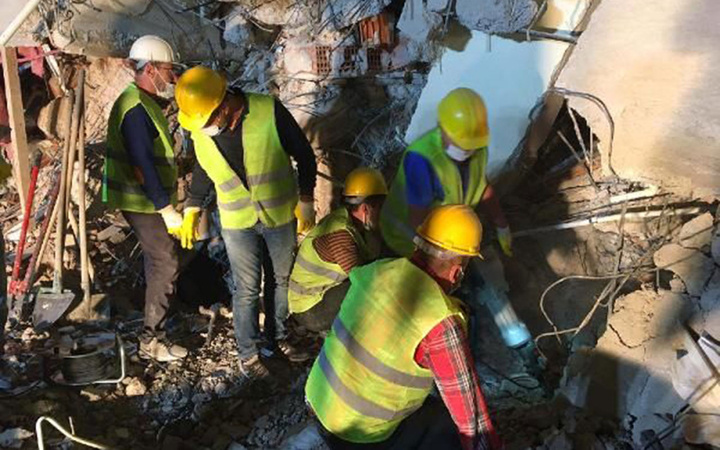 İzmir'de deprem! Somalı madenciler eylemi bırakıp yardım için İzmir'e koştu