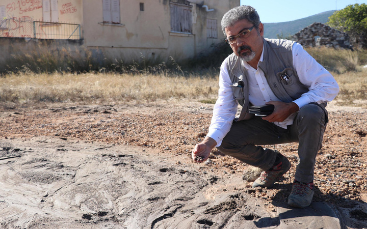 İzmir depreminin ardından yerin altından sıcak su ve gaz çıkıyor