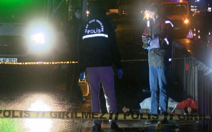 Büyükçekmece'de korkunç kaza! Otomobilden fırlayan gencin vücudu ikiye bölündü
