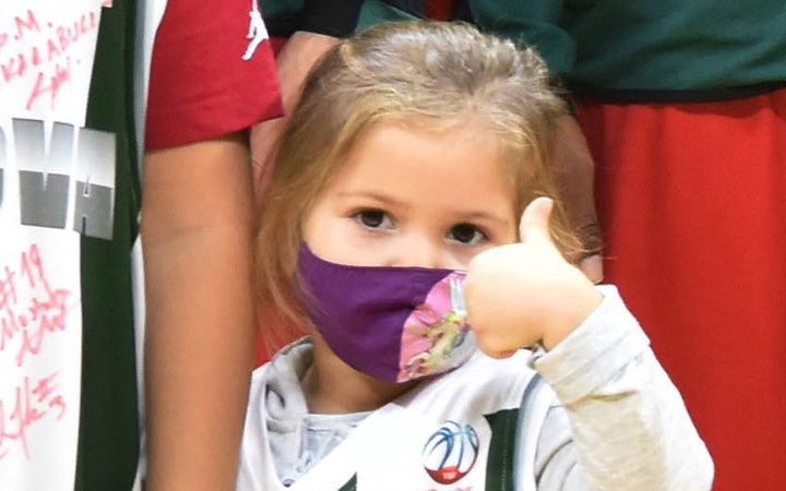 Mucize bebek Ayda sahaya indi! Basketbol oynayıp 'iyiyim' pozu verdi
