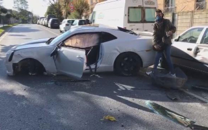 Sosyal medya fenomeni Enes Batur kaza yaptı! Lüks otomobili paramparça oldu