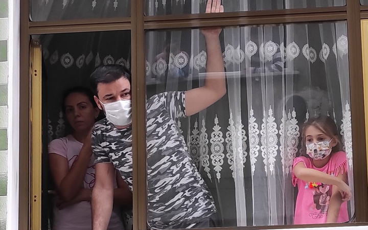 Bursa'da karantinadaki evlere bekçi denetimi! Çat kapı geliyorlar