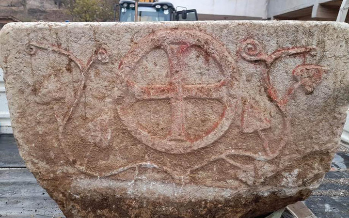 Çorumlu çiftçi bulup yalak yaptı '1200 yıllık taş vaftiz' gerçeğini öğrenince satmaya çalıştı