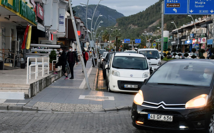Marmaris'te halk tedirgin önceden tek tük görülüyordu şimdi sürüler halinde geliyorlar