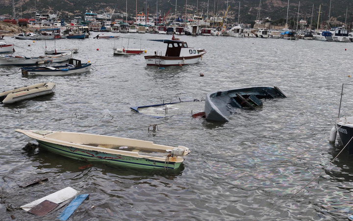 İzmir'de etkili olan fırtına Foça'da limanı vurdu! Sahilde sağlam tekne kalmadı