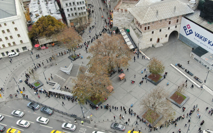Eminönü'nde ucu bucağı olmayan kuyruk! Milli Piyango bileti için ünlü gişeye akın var