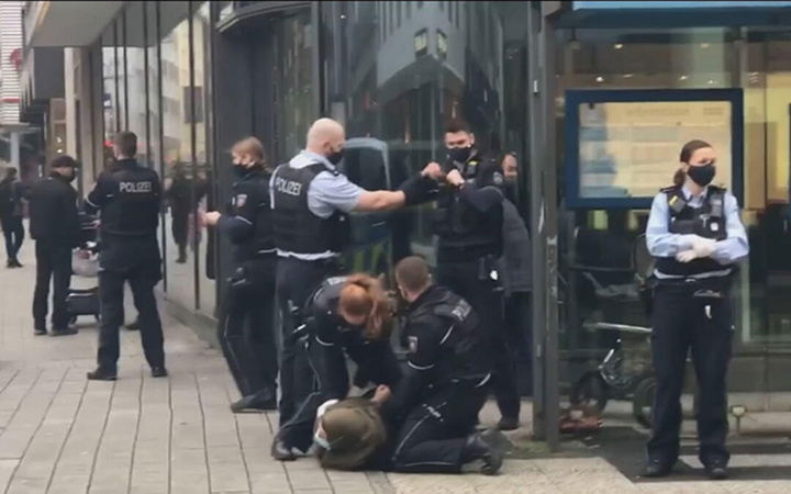 Başörtülü kadına polis şiddeti infial yarattı! Maske takmadı diye...