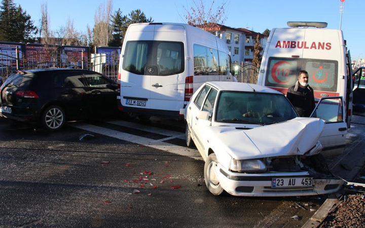 Elazığ'da kaza kazaya neden oldu! 18 araç birbirine girdi