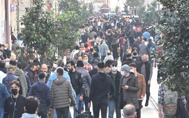 Güneşi gören kendini sokağa attı! İstiklal Caddesi’nde korkutan kalabalık