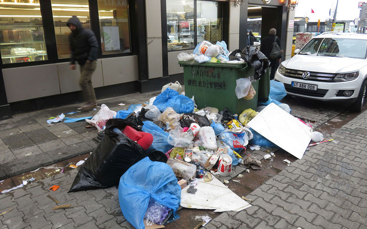 Kadıköy'ü çöp götürüyor! Belediye işçileri greve gitti sokak ve caddeler çöp dağları doldu