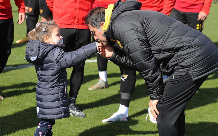 İzmir depreminin sembolü Ayda, Göztepe antrenmanında