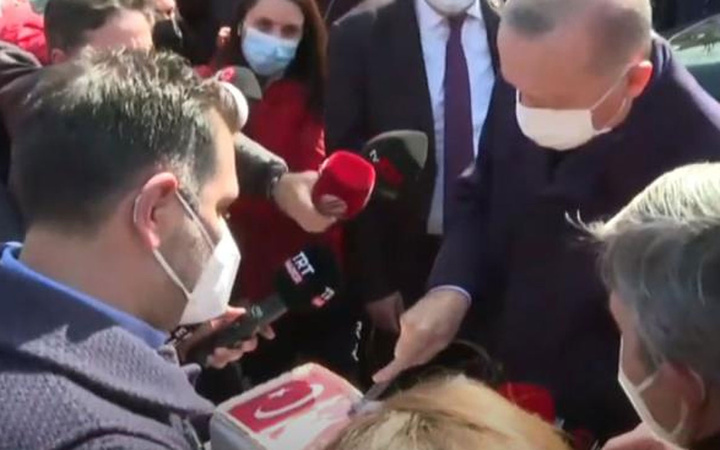 Erdoğan'a Kısıklı esnafından doğum günü sürprizi! Durdurup pasta kestiler