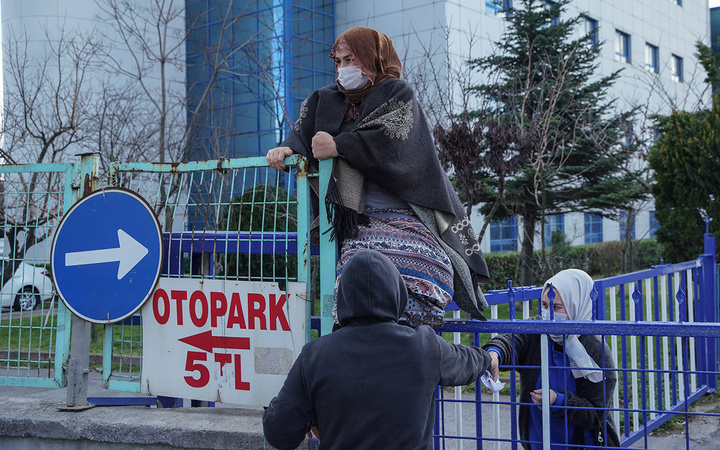 İnanılmaz görüntüler! Vergi borcunu ödemek için duvarları ve kapıları böyle aştılar