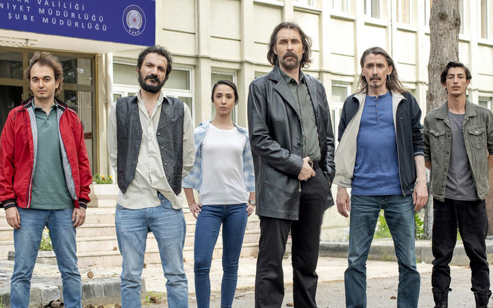 Behzat Ç.'yi Emrah Serbes yeniden yazdı ekranlara yaşıyor! Hem de bakın nasıl
