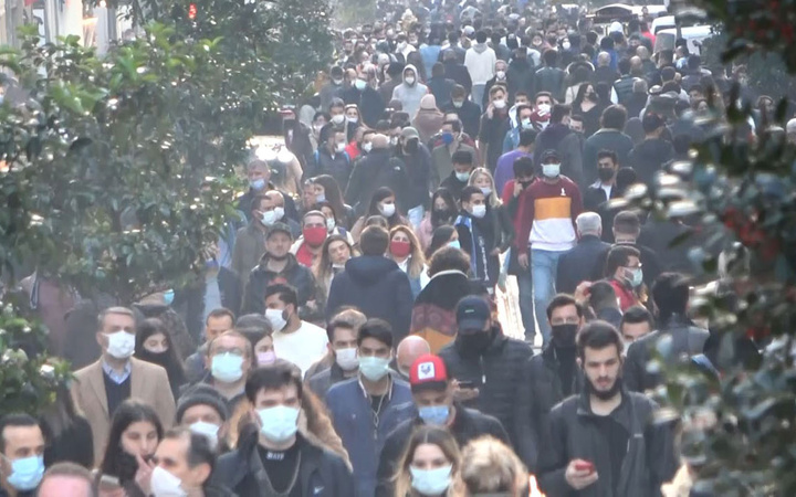 Kısıtlamaların esnetilmesi sonrasında İstiklal caddesinde insan seli