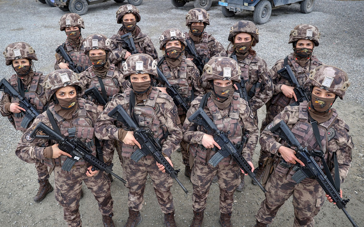 7 gün 24 saat elleri tetikteler! Kadın özel harekatçılar Hakkari'de PKK'nın korkulu rüyası oldu