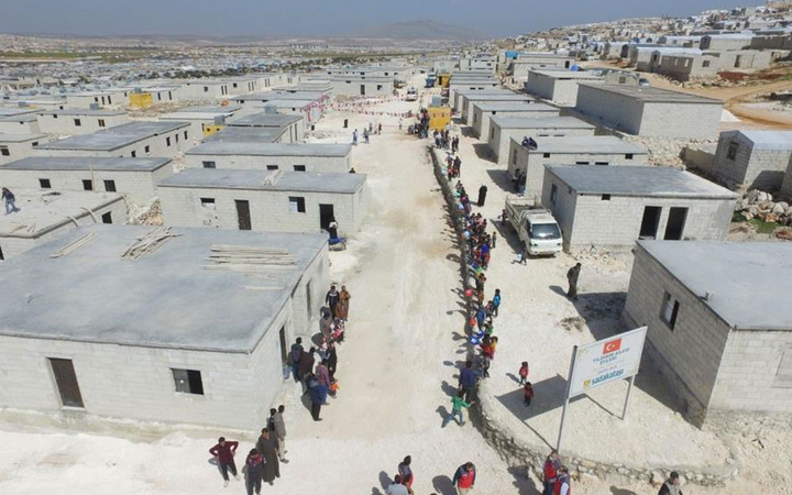 Eski Başbakan Binali Yıldırım’dan Suriyeli mültecilere İdlib'te 50 ev desteği