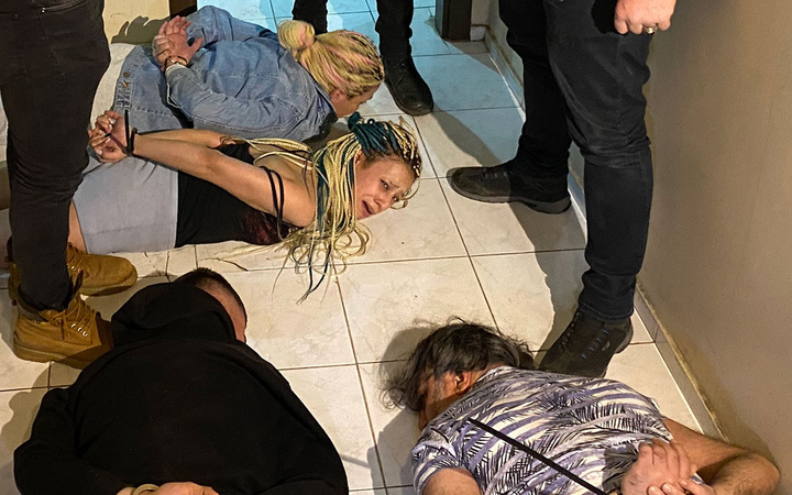 Ankara, Antalya ve Iğdır'da yarasa kızlara baskın! Cinsel ilişkiyle kandırıyorlar