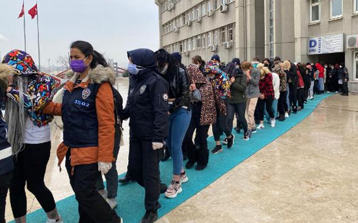 Cinsel ilişki vaadiyle kandıran 'Yarasa kız'lar adliyeye sevk edildi görüntüler ortaya çıktı!