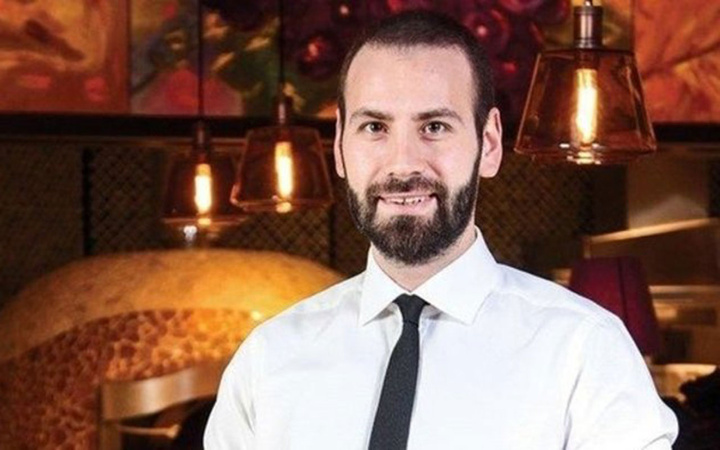 Ünlü işadamı Ahmet Uras'ı otele kapatıp 2 milyon lirasını dolandırdılar! Polise selam ver...