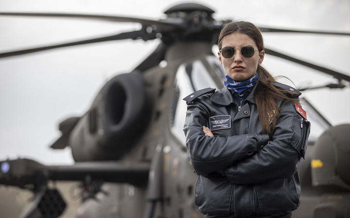 Türkiye'nin ilk kadın taarruz helikopter pilotu! Komiser Yardımcısı Özge Karabulut tarihe geçti