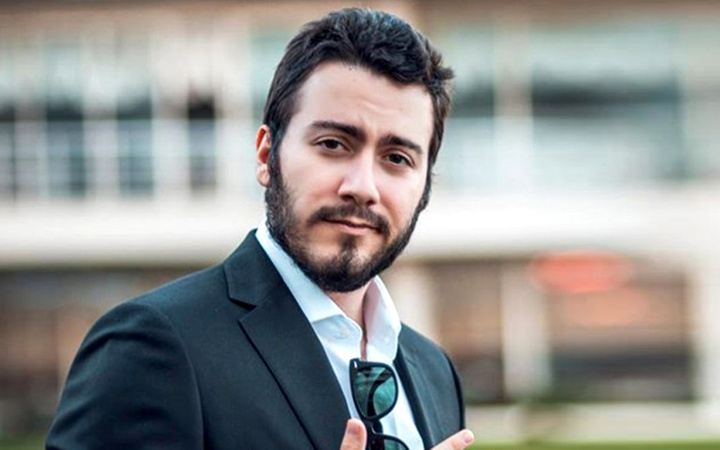 Eve yapılan baskınla Enes Batur hayatının şokunu yaşadı! Arka kapıdan kaçtılar
