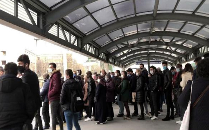 Covid-19'u böyle mi yeneceğiz? İstanbul'da duraklarda insan seli