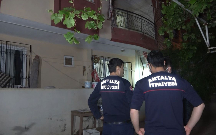 Annesinin ölüm haberine inanmadı 2 gün sonra evine gidince şok geçirip apartmanı birbirine kattı