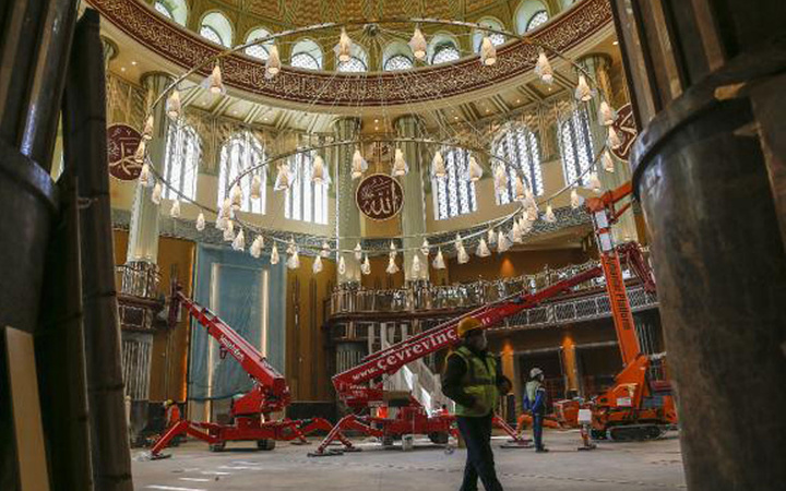Son hali görüntülendi! Taksim'de yapımı devam eden caminin dev avizesi ile kapısının kasası takıldı