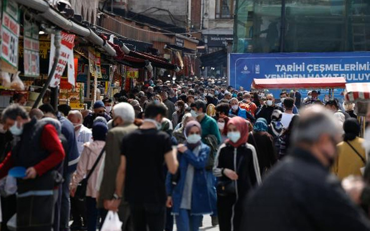 Sanki tüm İstanbul 'Kapanma alışverişi'ni Eminönü'nden yapıyor: Korkmamak elde değil