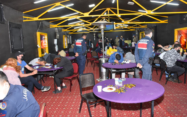 İzmir'de 'Sabri Abi' isimli baskında kumar oynayan 60 kişi yakalandı